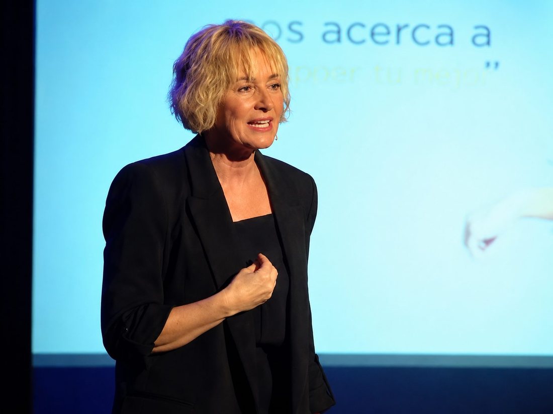 Olga Marset impartiendo una conferencia sobre comunicación