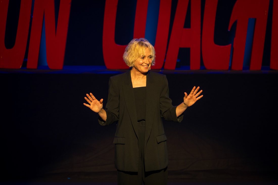 Olga Marset en el escenario durante una ponencia